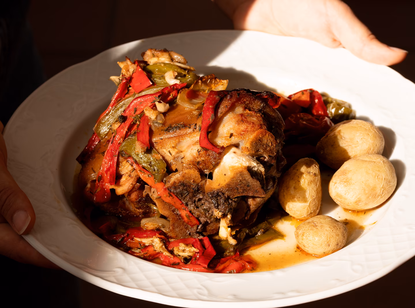 Paella de arroz tradicional canaria servida en sartén de barro